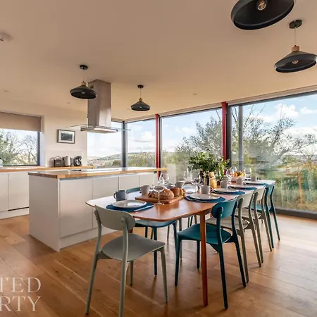 Stunning 5 Bedroom Home With Garden & Panoramic Views! Bath Exterior photo