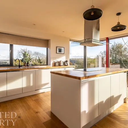 Stunning 5 Bedroom Home With Garden & Panoramic Views! Bath Exterior photo