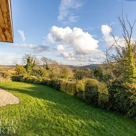 Stunning 5 Bedroom Home With Garden & Panoramic Views! Bath Exterior photo