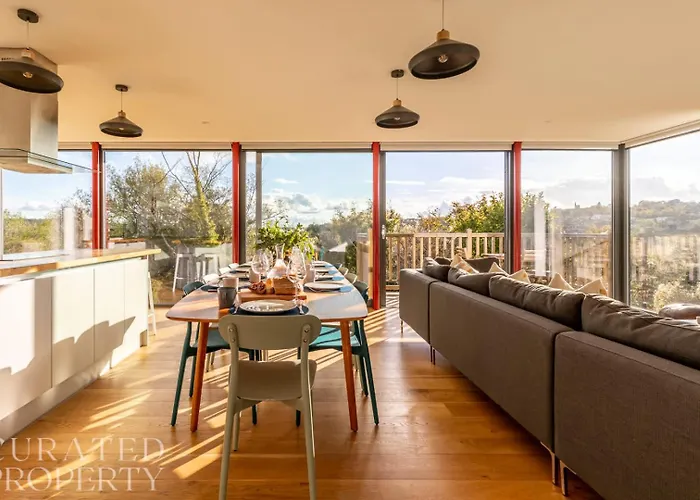 Stunning 5 Bedroom Home With Garden & Panoramic Views!