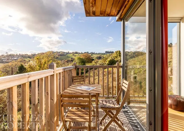 Stunning 5 Bedroom Home With Garden & Panoramic Views!
