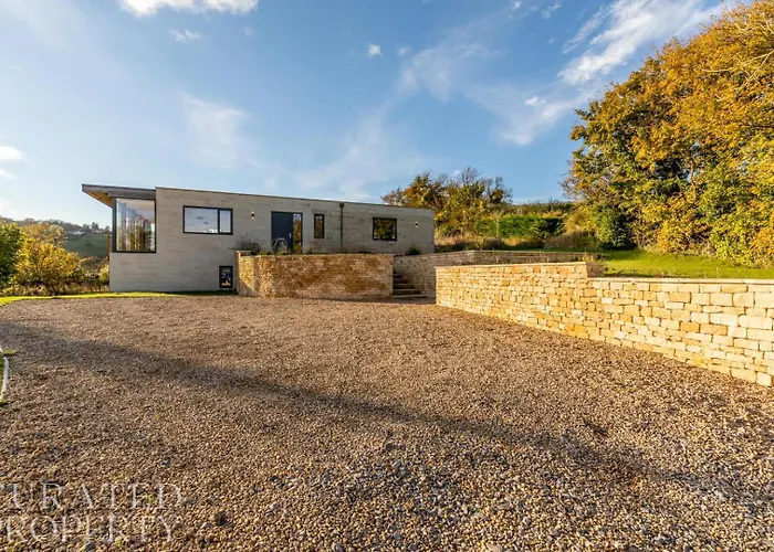 Stunning 5 Bedroom Home With Garden & Panoramic Views!