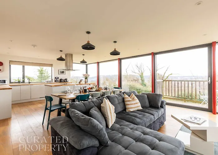 Stunning 5 Bedroom Home With Garden & Panoramic Views!