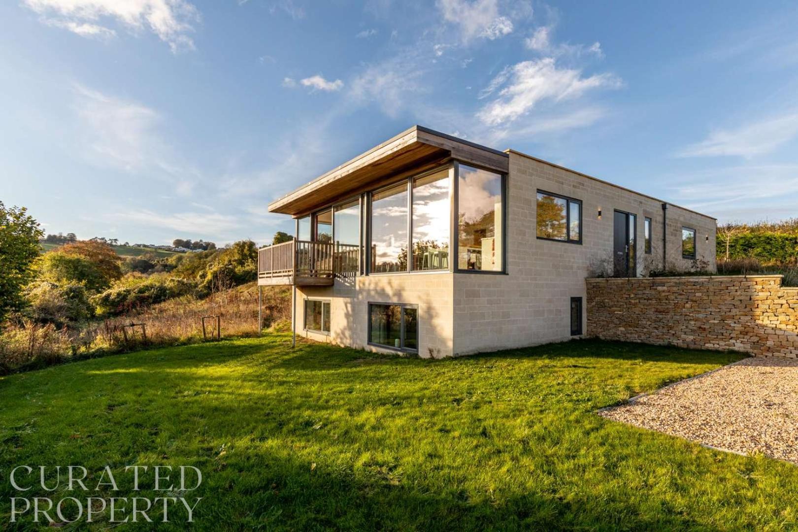 Stunning 5 Bedroom With Garden & Panoramic Views! * Bath